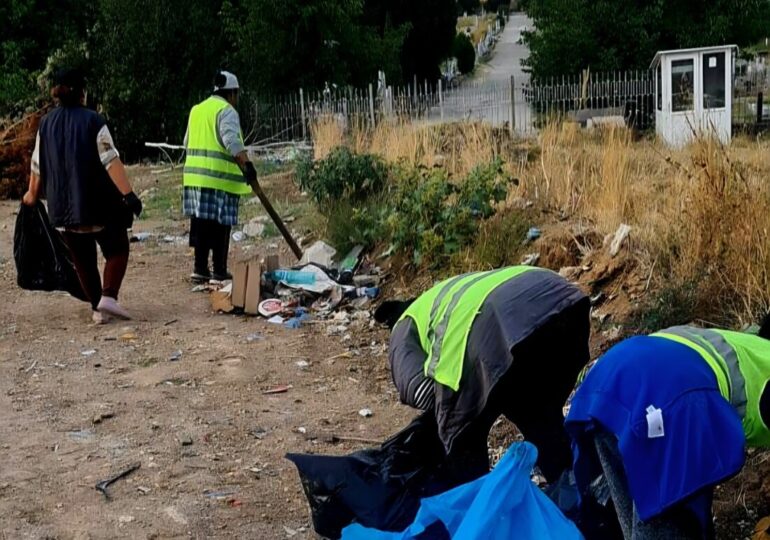Почистиха огромно количество отпадъци, изхвърлени край улица в Асеновград (СНИМКИ)