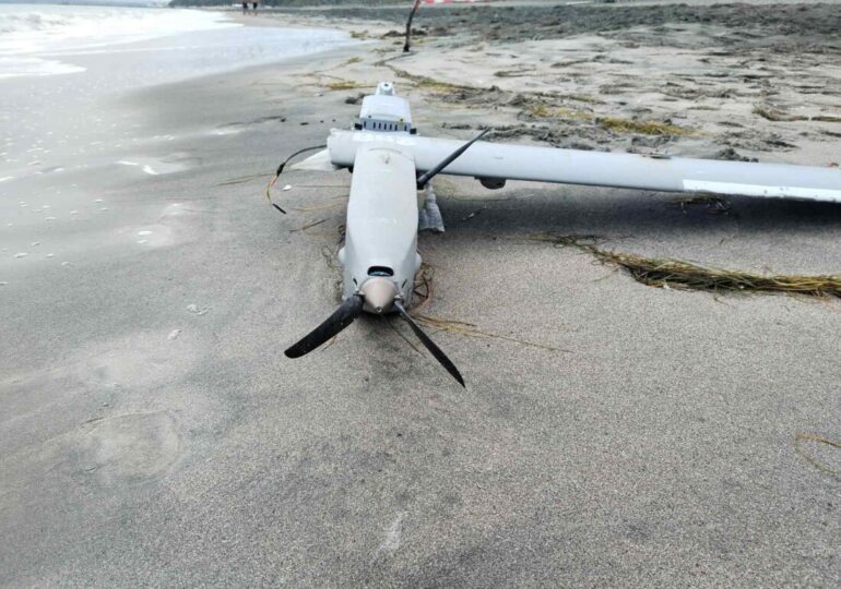 Военен дрон изплува на плажа в Бургас (СНИМКИ)