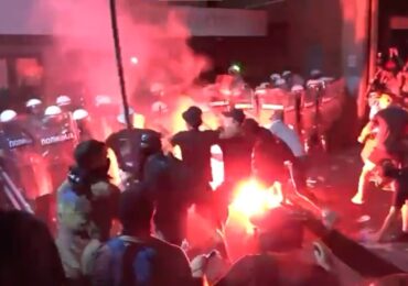 Тежки сблъсъци, шокови гранати и сълзотворен газ: Протестиращи и полиция водят истинска война по улиците на Нови Сад (ВИДЕО)