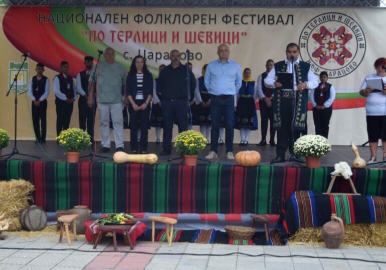 "По терлици и шевици": Над 600 певци и танцьори от страната показаха красотата в Царацово (СНИМКИ)