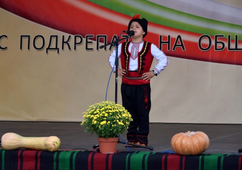"По терлици и шевици": Над 600 певци и танцьори от страната показаха красотата в Царацово (СНИМКИ)