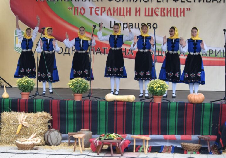 "По терлици и шевици": Над 600 певци и танцьори от страната показаха красотата в Царацово (СНИМКИ)