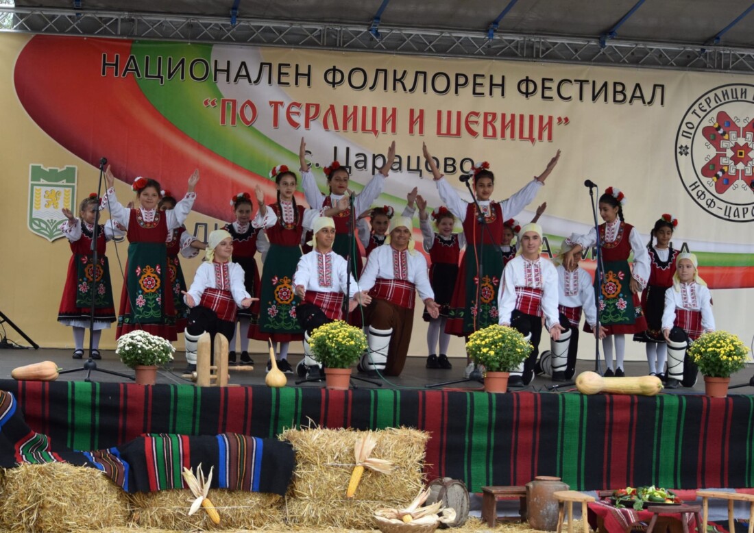 "По терлици и шевици": Над 600 певци и танцьори от страната показаха красотата в Царацово (СНИМКИ)