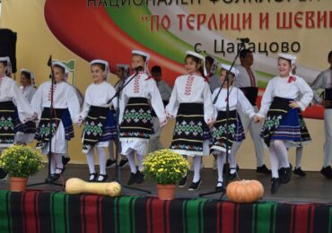 "По терлици и шевици": Над 600 певци и танцьори от страната показаха красотата в Царацово (СНИМКИ)