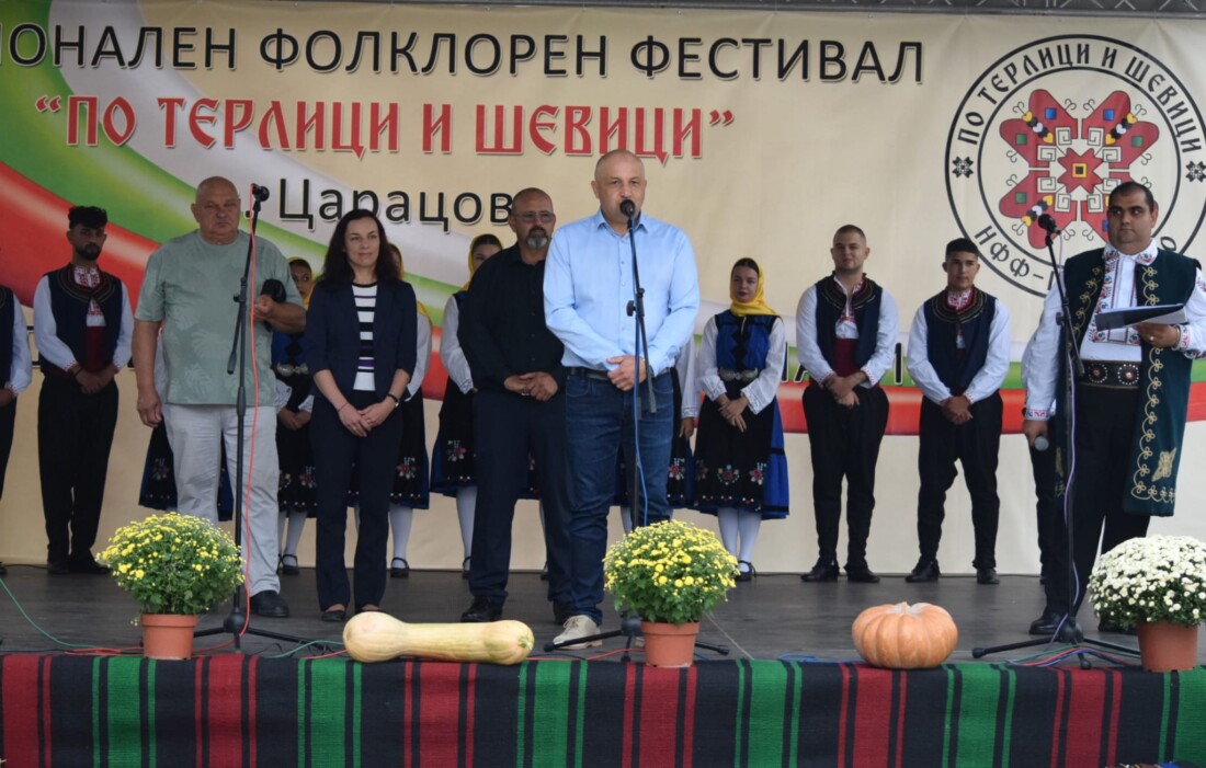 "По терлици и шевици": Над 600 певци и танцьори от страната показаха красотата в Царацово (СНИМКИ)