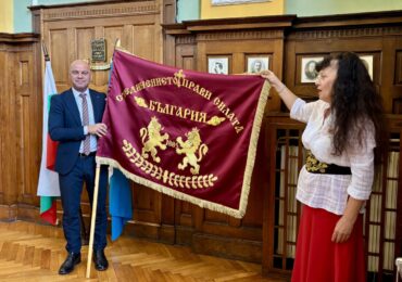 Уникално ръчно извезано знаме дариха на кмета на Пловдив по повод 140 години от Съединението (СНИМКИ)