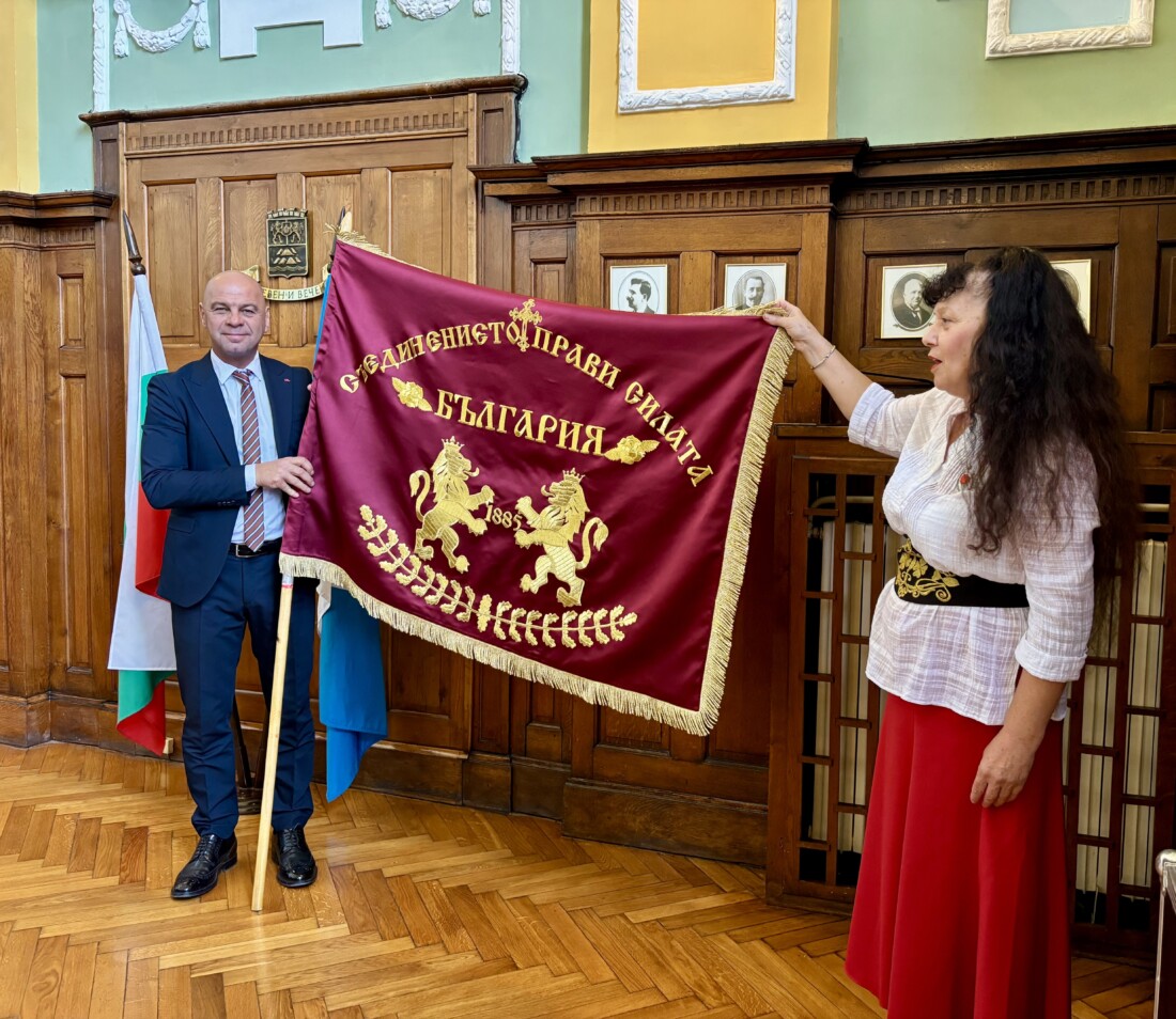 Уникално ръчно извезано знаме дариха на кмета на Пловдив по повод 140 години от Съединението (СНИМКИ)