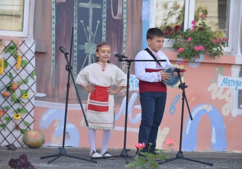 Над 300 певци и танцьори взеха участие в националния събор за автентичен фолклор „От извора“ в Труд (СНИМКИ)