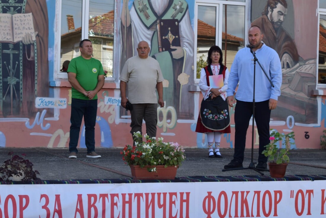 Над 300 певци и танцьори взеха участие в националния събор за автентичен фолклор „От извора“ в Труд (СНИМКИ)