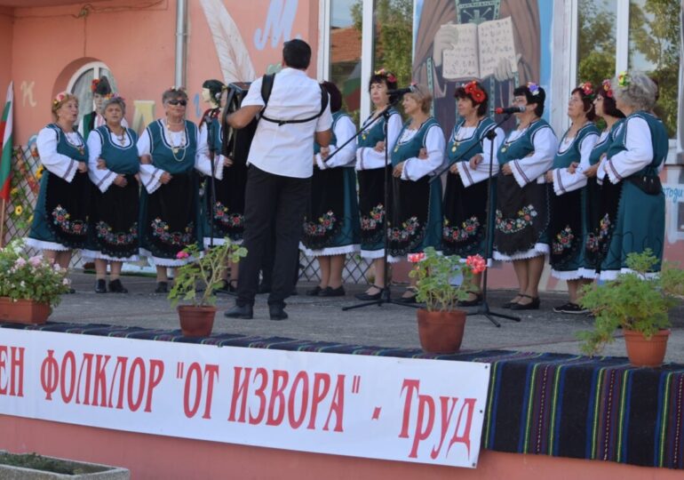 Над 300 певци и танцьори взеха участие в националния събор за автентичен фолклор „От извора“ в Труд (СНИМКИ)