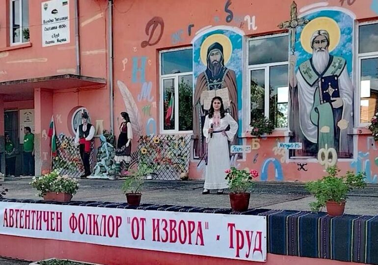 Над 300 певци и танцьори взеха участие в националния събор за автентичен фолклор „От извора“ в Труд (СНИМКИ)
