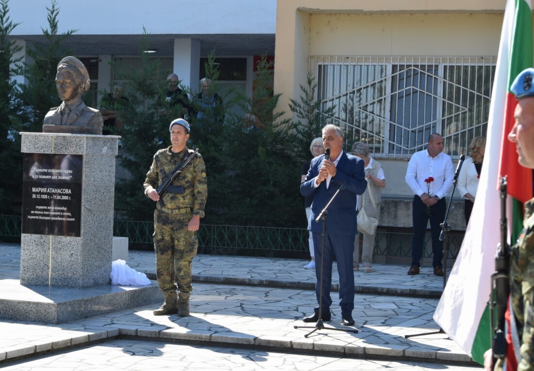 В Калековец откриха паметник на първата жена-пилот в България Мария Атанасова (СНИМКИ)