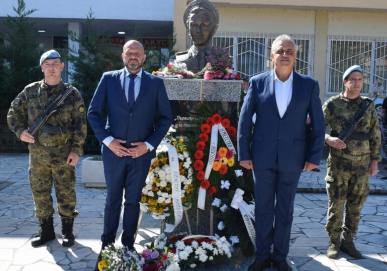 В Калековец откриха паметник на първата жена-пилот в България Мария Атанасова (СНИМКИ)