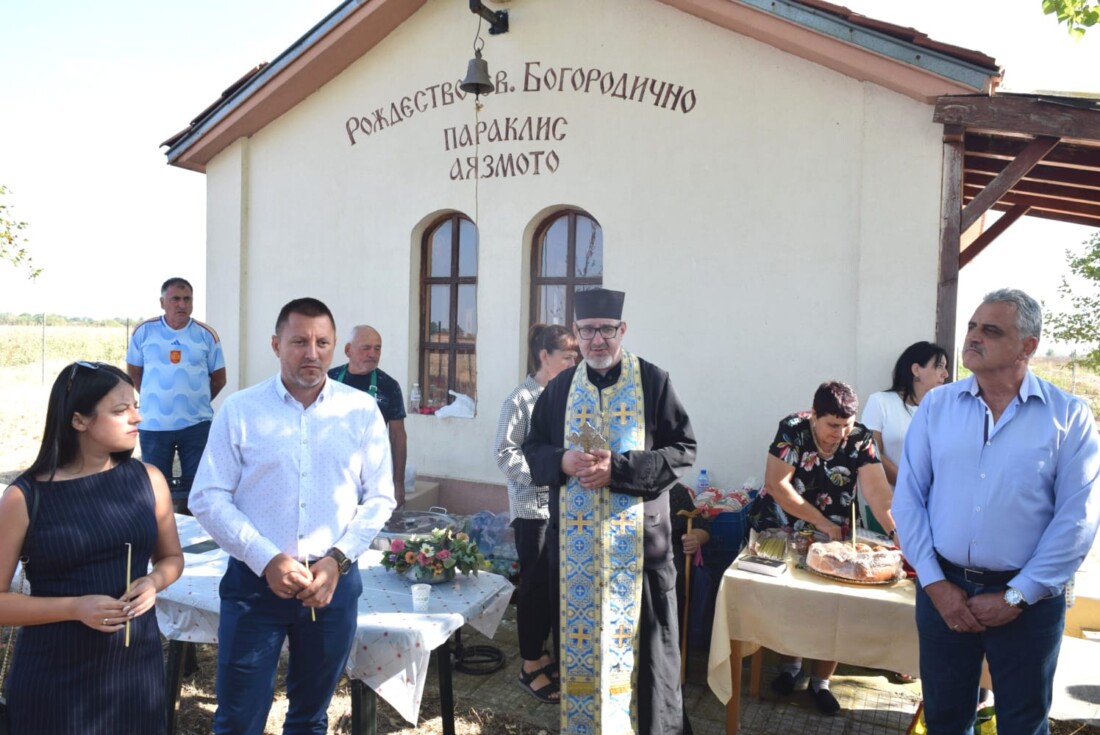 За Рождество Богородично: Маноле и Крислово отбелязаха своите традиционни празници (СНИМКИ)