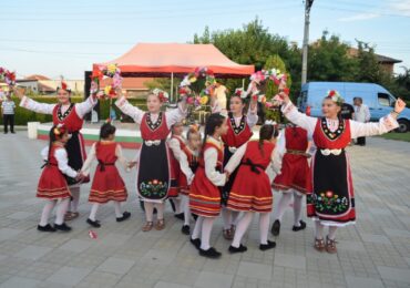 Хиляди празнуваха по площадите на Маноле и Крислово (СНИМКИ)