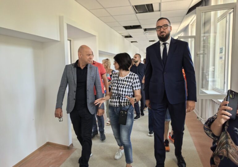 След ремонта: Над 1000 ученици се връщат на едносменен режим в ОУ "Димитър Талев" в "Южен" (СНИМКИ)