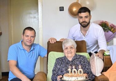 Пет поколения се събраха за 100-годишния юбилей на баба Ана в "Южен" в Пловдив (СНИМКИ)