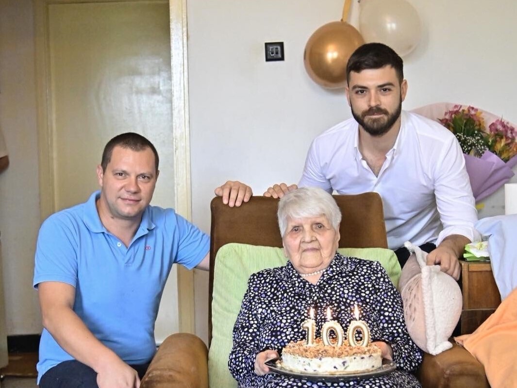 Пет поколения се събраха за 100-годишния юбилей на баба Ана в „Южен“ в Пловдив (СНИМКИ)