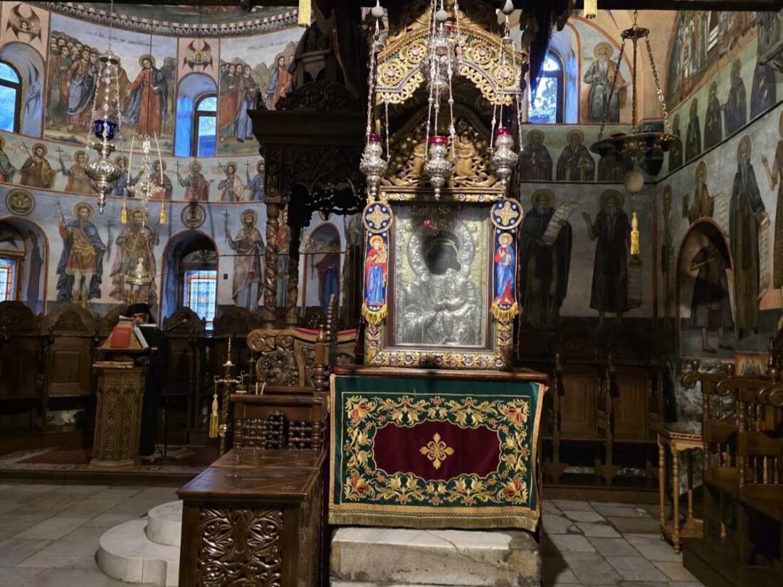 На Малка Богородица: Осветиха мощехранителница с частици от Кръста Господен и 12 светци в Бачковския манастир (СНИМКИ)