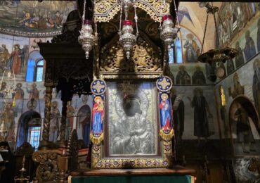 На Малка Богородица: Осветиха мощехранителница с частици от Кръста Господен и 12 светци в Бачковския манастир (СНИМКИ)