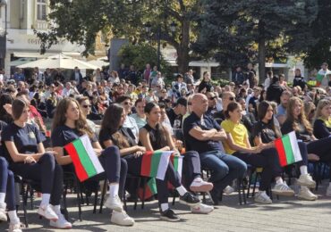 Стотици подкрепят националите ни по волейбол пред големия екран в центъра на Пловдив (СНИМКИ)