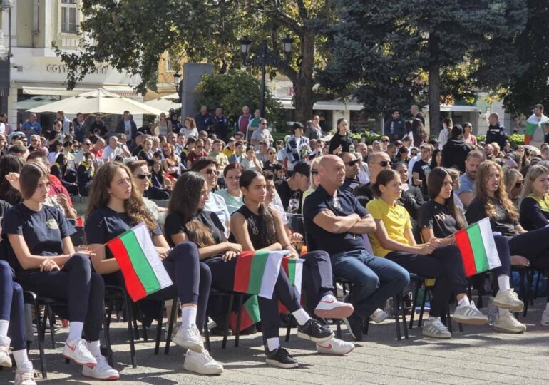 Стотици подкрепят националите ни по волейбол пред големия екран в центъра на Пловдив (СНИМКИ)