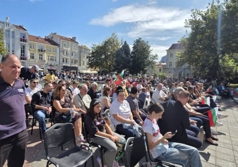 Стотици подкрепят националите ни по волейбол пред големия екран в центъра на Пловдив (СНИМКИ)