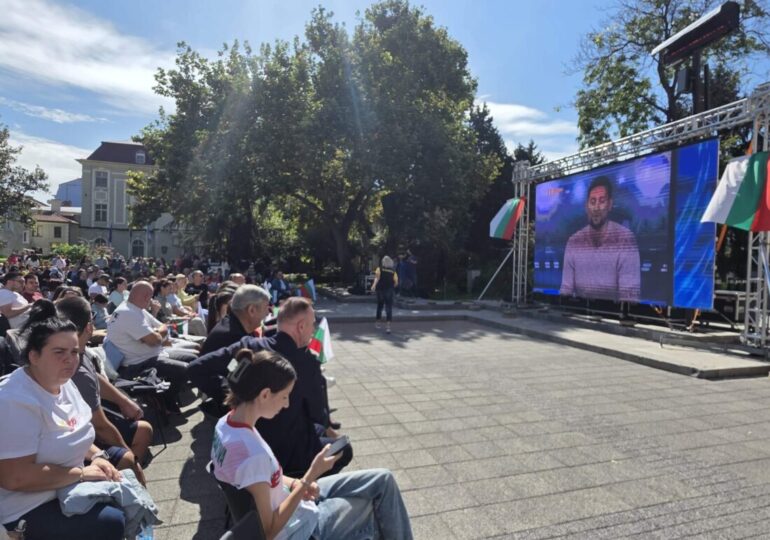 Стотици подкрепят националите ни по волейбол пред големия екран в центъра на Пловдив (СНИМКИ)