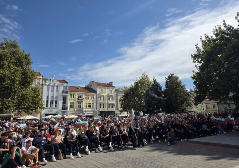 Стотици подкрепят националите ни по волейбол пред големия екран в центъра на Пловдив (СНИМКИ)