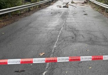 Свлачище затруднява движението към село Косово