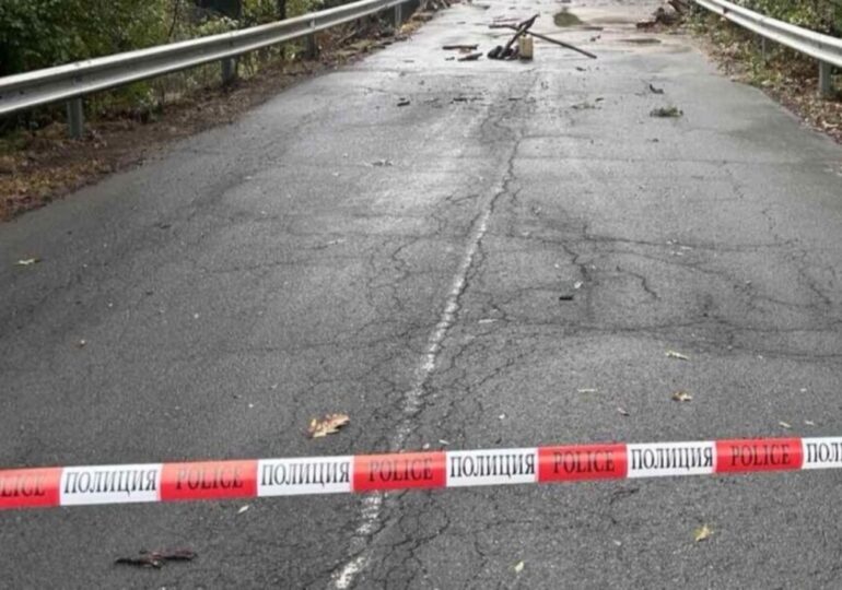 Свлачище затруднява движението към село Косово