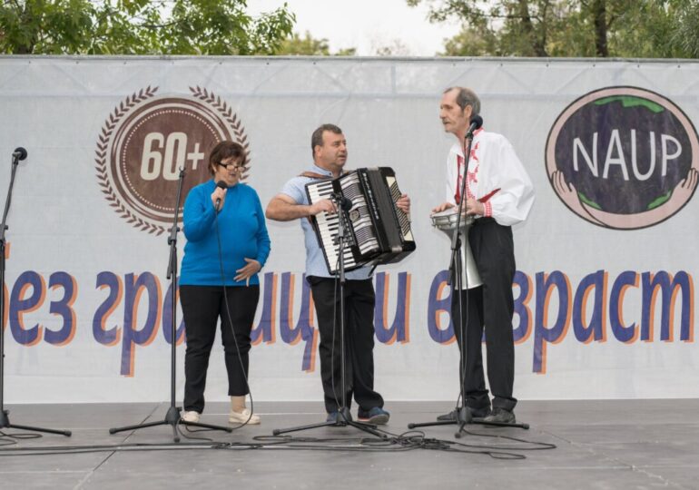 Над 250 участници се включиха във фестивала „Изкуство без граници и възраст“ (ГАЛЕРИЯ)