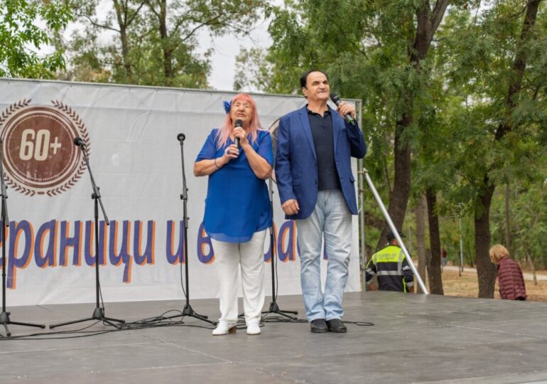 Над 250 участници се включиха във фестивала „Изкуство без граници и възраст“ (ГАЛЕРИЯ)