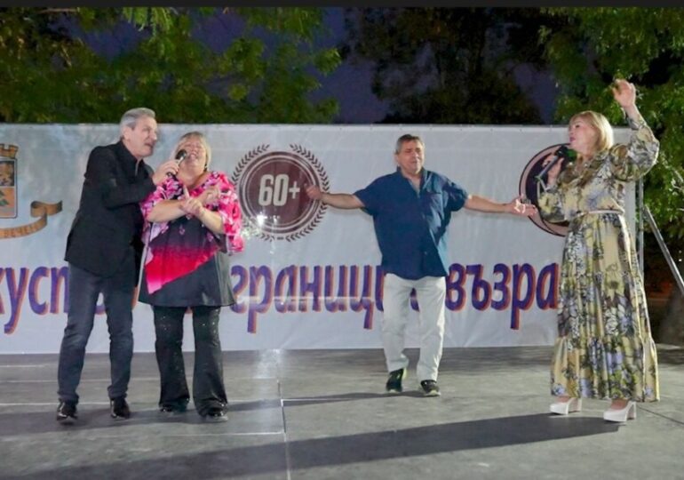 Над 250 участници се включиха във фестивала „Изкуство без граници и възраст“ (ГАЛЕРИЯ)