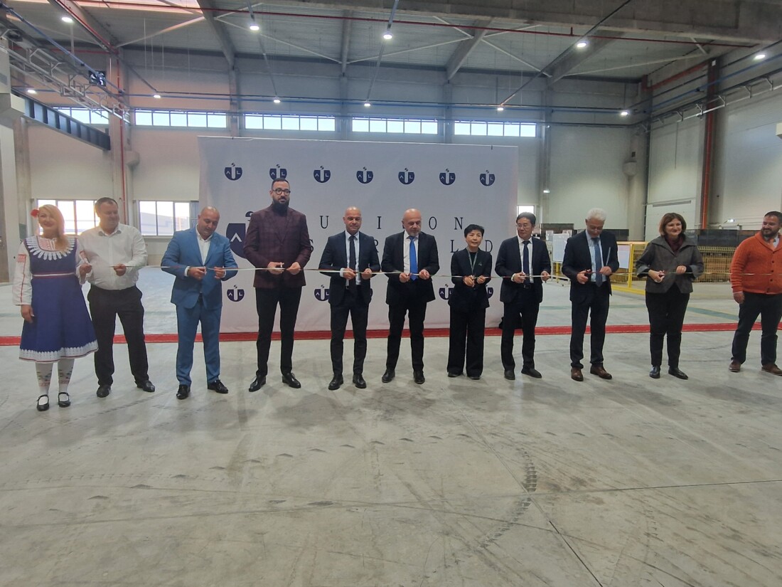 Вицепремиерът Томислав Дончев и кметът Костадин Димитров откриха нов завод в Тракия икономическа зона (СНИМКИ) 1 Вицепремиерът Томислав Дончев и кметът Костадин Димитров откриха нов завод в Тракия икономическа зона (СНИМКИ)