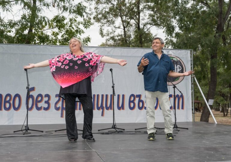 Над 250 участници се включиха във фестивала „Изкуство без граници и възраст“ (ГАЛЕРИЯ)