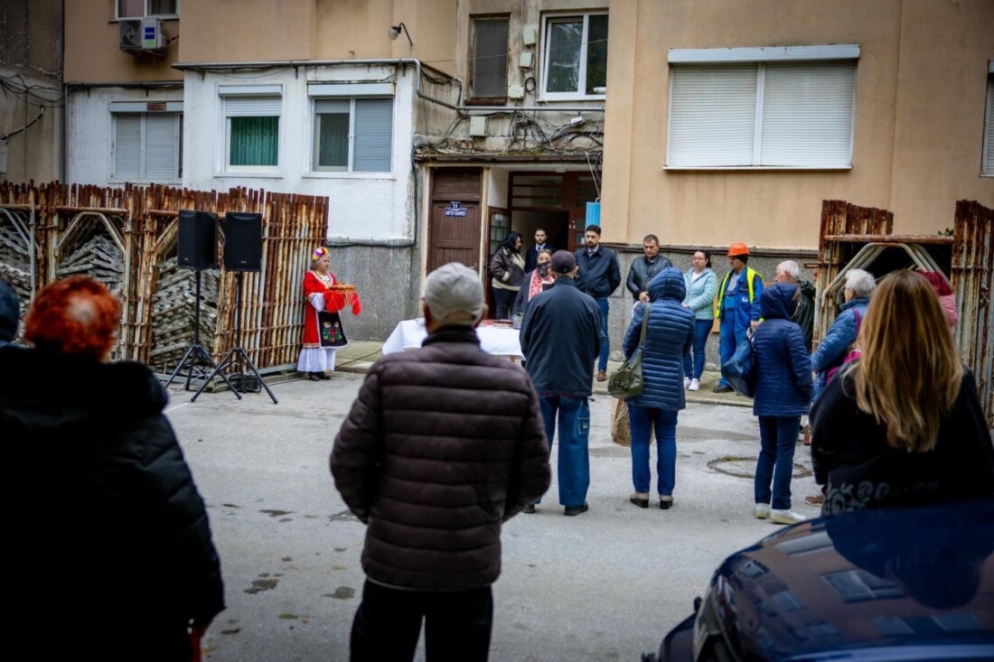 Започна санирането на два жилищни блока в Пазарджик (СНИМКИ)