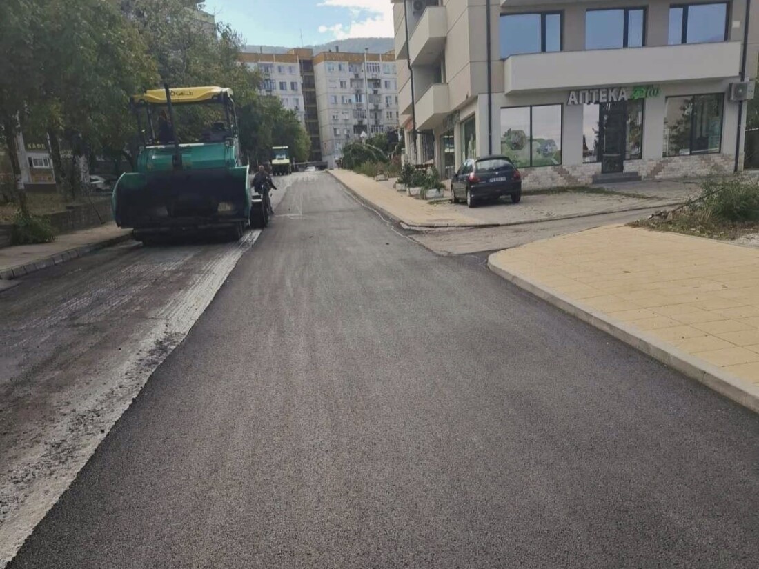 Започна асфалтирането на улица в Асеновград (СНИМКИ)