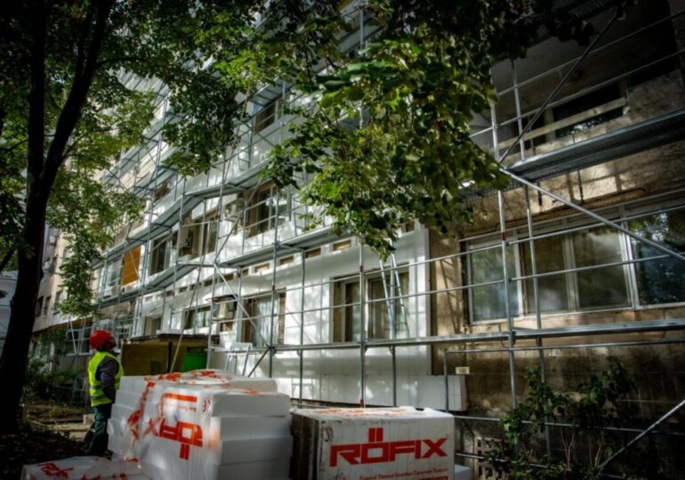 Започна санирането на два жилищни блока в Пазарджик (СНИМКИ)