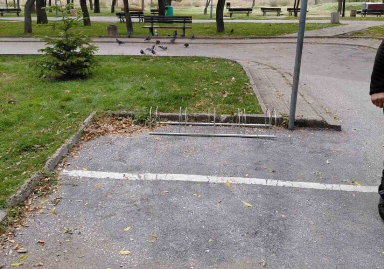 Поставиха стойки за велосипеди на много места в "Тракия" (СНИМКИ) 7 Поставиха стойки за велосипеди на много места в "Тракия" (СНИМКИ)