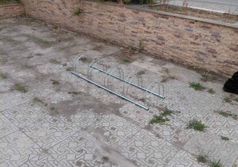Поставиха стойки за велосипеди на много места в "Тракия" (СНИМКИ) 5 Поставиха стойки за велосипеди на много места в "Тракия" (СНИМКИ)