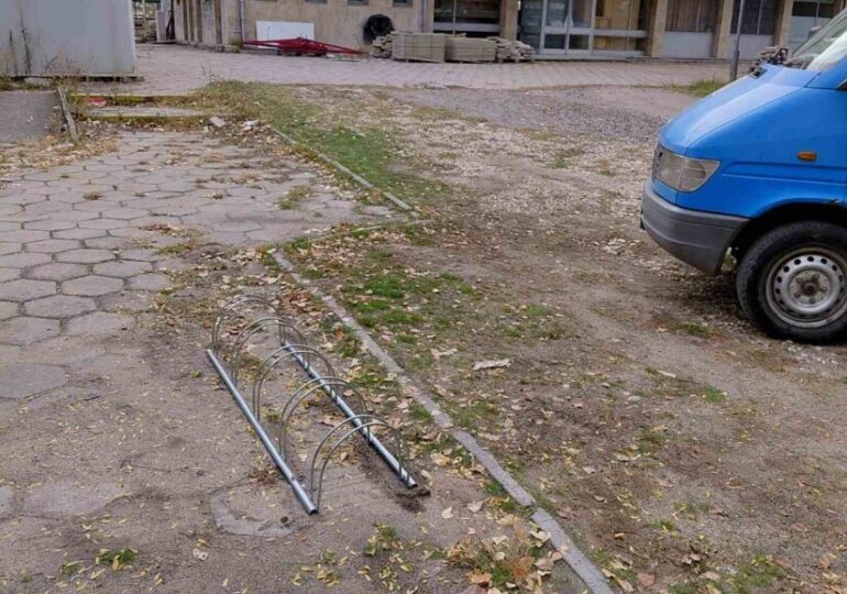 Поставиха стойки за велосипеди на много места в "Тракия" (СНИМКИ) 4 Поставиха стойки за велосипеди на много места в "Тракия" (СНИМКИ)