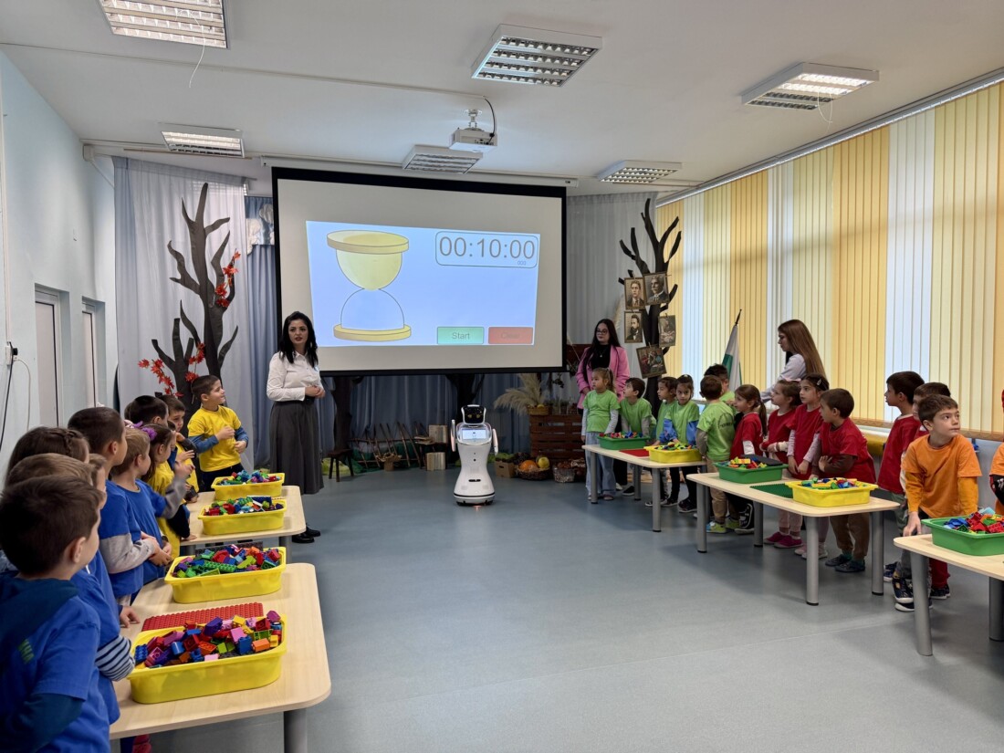 "Будителството днес – с мисъл за бъдещето": Традицията срещна иновациите в ДГ "Кремена" (СНИМКИ) 2 "Будителството днес – с мисъл за бъдещето": Традицията срещна иновациите в ДГ "Кремена" (СНИМКИ)