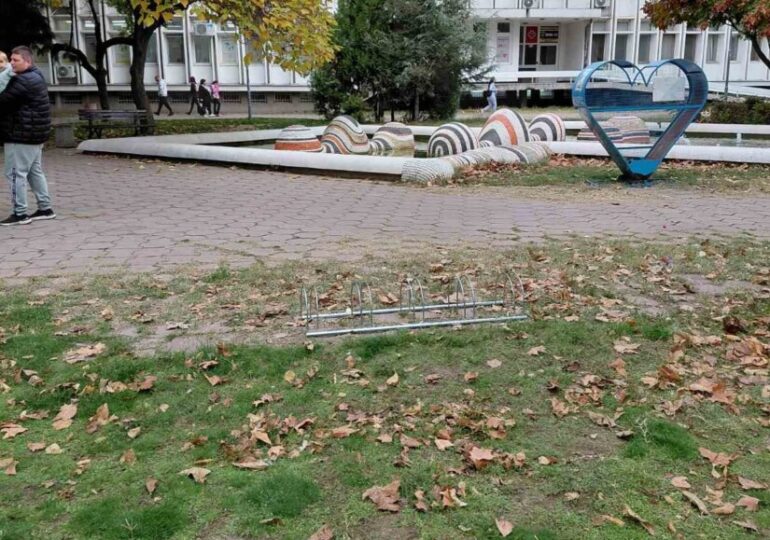Поставиха стойки за велосипеди на много места в "Тракия" (СНИМКИ) 2 Поставиха стойки за велосипеди на много места в "Тракия" (СНИМКИ)