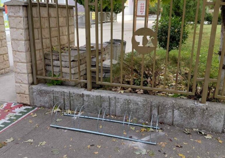 Поставиха стойки за велосипеди на много места в "Тракия" (СНИМКИ) 1 Поставиха стойки за велосипеди на много места в "Тракия" (СНИМКИ)
