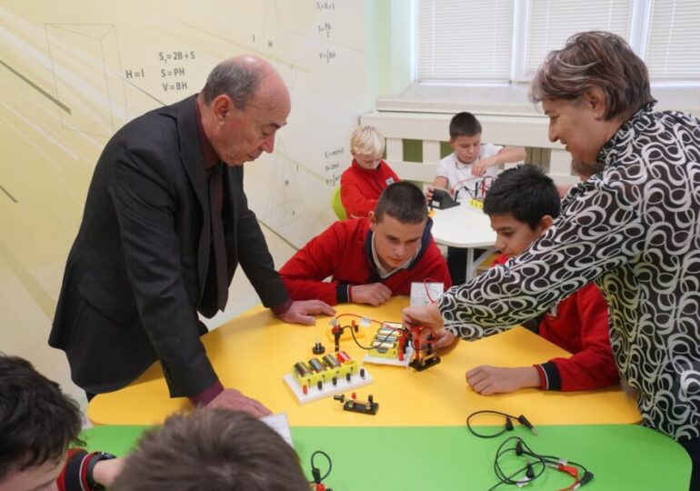 Откриха STEM център в асеновградско училище (СНИМКИ) 12 Откриха STEM център в асеновградско училище (СНИМКИ)