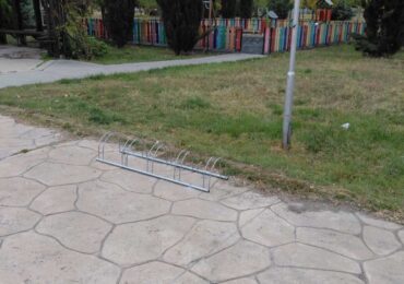 Поставиха стойки за велосипеди на много места в "Тракия" (СНИМКИ)