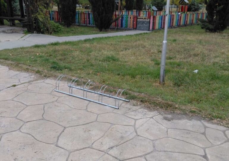 Поставиха стойки за велосипеди на много места в "Тракия" (СНИМКИ)