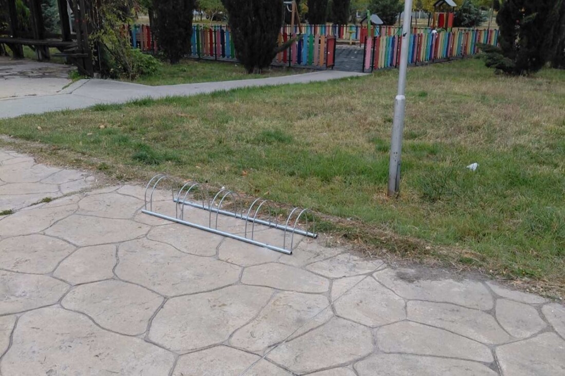 Поставиха стойки за велосипеди на много места в „Тракия“ (СНИМКИ)