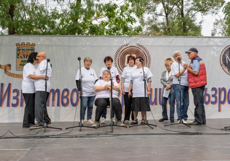 Над 250 участници се включиха във фестивала „Изкуство без граници и възраст“ (ГАЛЕРИЯ)